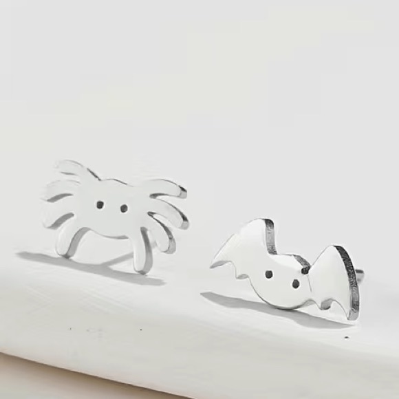 Spider & Bat Stud Halloween Earrings - Picture 4 of 5